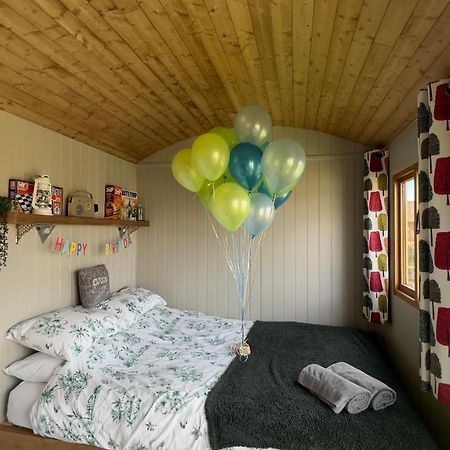 Shepherds Hut At Cedar Gables Lamberhurst Exterior foto